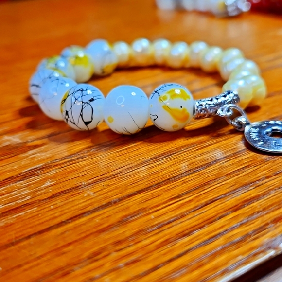 NWT Lemon Freshwater Pearls and Artisan Glass Beads Stretch Bracelet - Picture 3 of 4